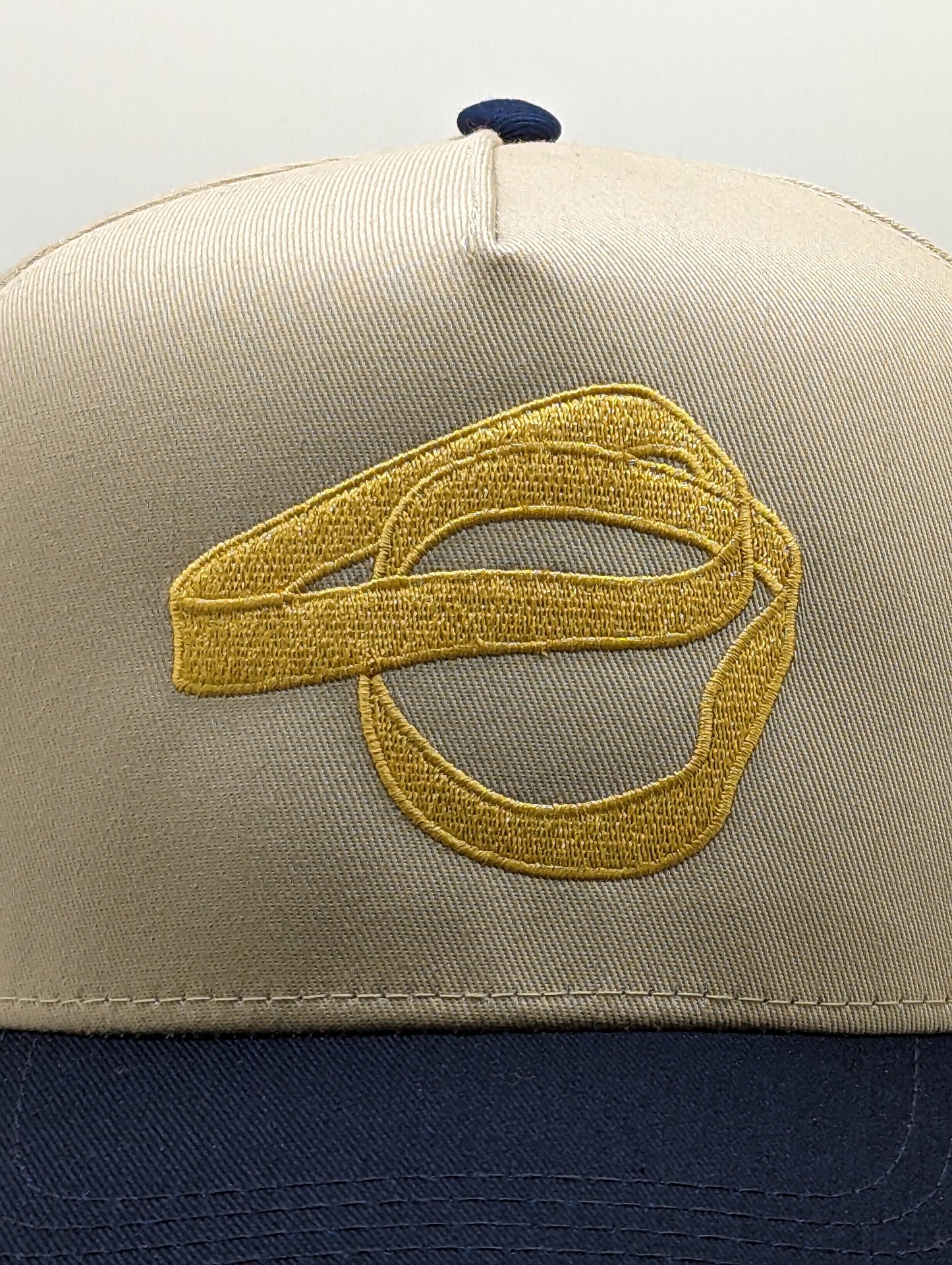 SNAPBACK DE DOS BANDZ TAN / MARINO