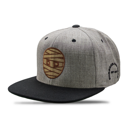 SNAPBACK CON CABEZA DE GOMA GRIS / NEGRO