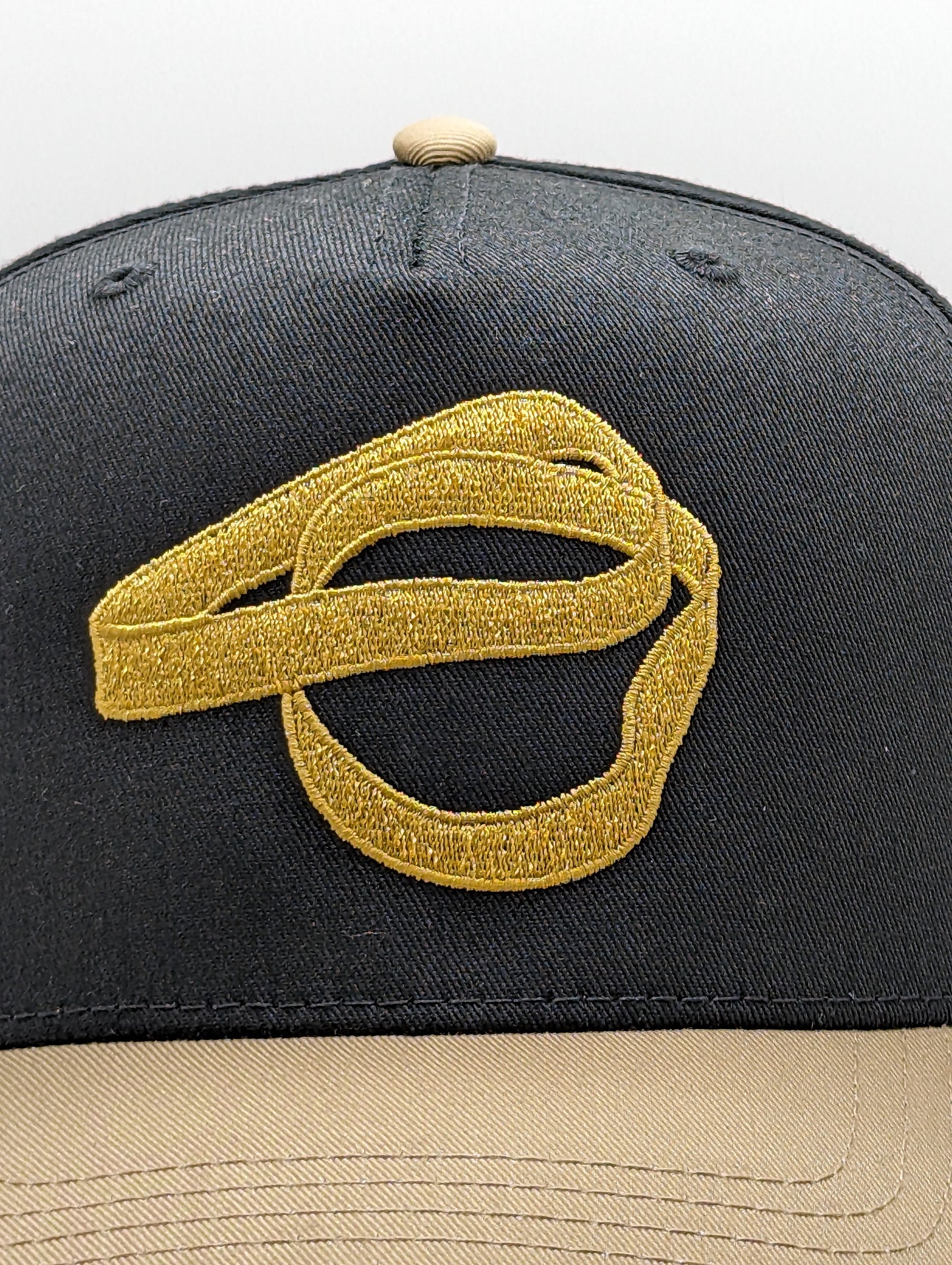 SNAPBACK DE DOS BANDZ NEGRO / TAN