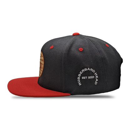 SNAPBACK CON CABEZA DE GOMA NEGRO / ROJO