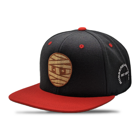 SNAPBACK CON CABEZA DE GOMA NEGRO / ROJO