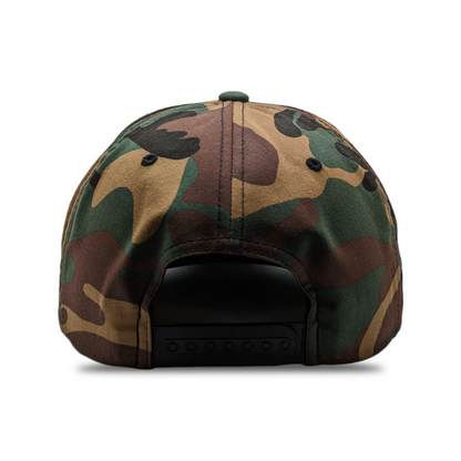 SNAPBACK CAMO CON BANDA DE GOMA